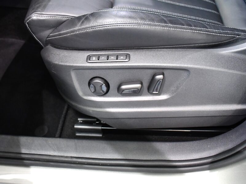 Skoda Karoq Style 1.5 TSI 150 DSG GPS TO Caméra Cuir Parc Assist Hayon Attelage Régulateur Smartlink JA 17