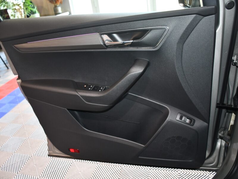 Skoda Karoq Style 1.5 TSI 150 DSG GPS TO Caméra Cuir Parc Assist Hayon Attelage Régulateur Smartlink JA 17