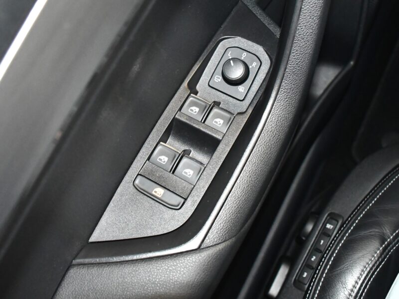 Skoda Karoq Style 1.5 TSI 150 DSG GPS TO Caméra Cuir Parc Assist Hayon Attelage Régulateur Smartlink JA 17