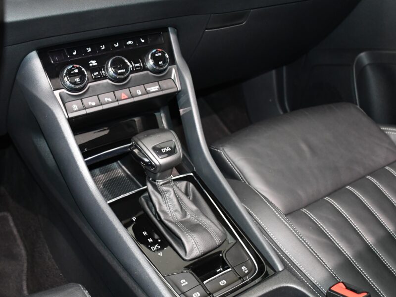 Skoda Karoq Style 1.5 TSI 150 DSG GPS TO Caméra Cuir Parc Assist Hayon Attelage Régulateur Smartlink JA 17