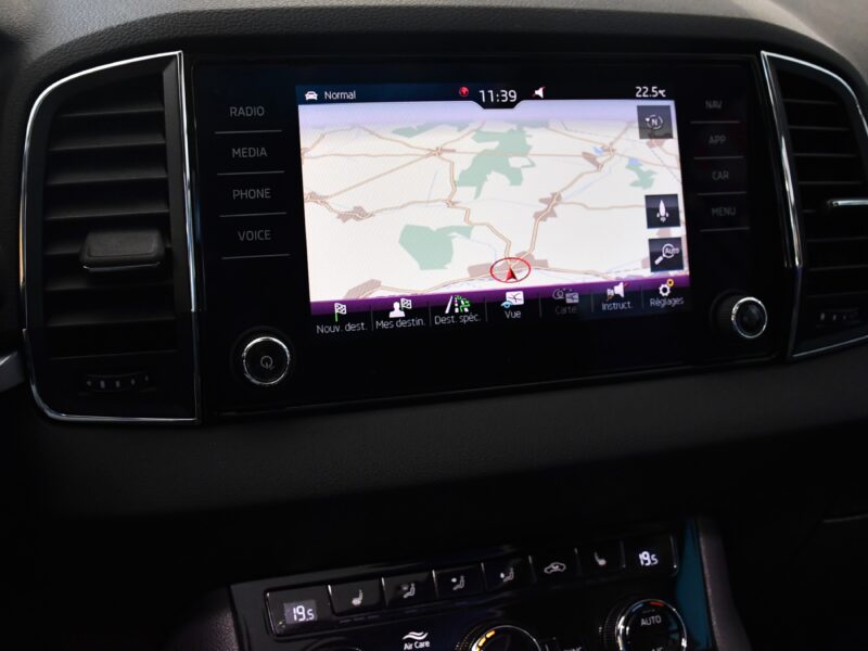 Skoda Karoq Style 1.5 TSI 150 DSG GPS TO Caméra Cuir Parc Assist Hayon Attelage Régulateur Smartlink JA 17