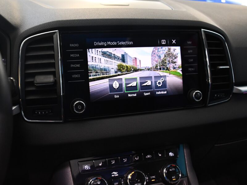 Skoda Karoq Style 1.5 TSI 150 DSG GPS TO Caméra Cuir Parc Assist Hayon Attelage Régulateur Smartlink JA 17