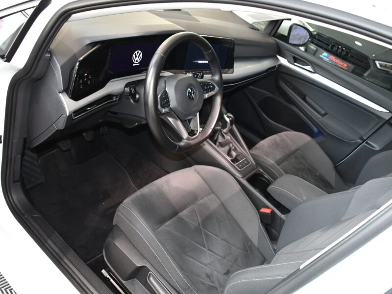 Volkswagen Golf 8 Life 1.5 TSI 150 BVM6 GPS Virtual TO IQ Light ACC Tri-Zone Attelage ACC Lane Lumière D’ambiance JA 18