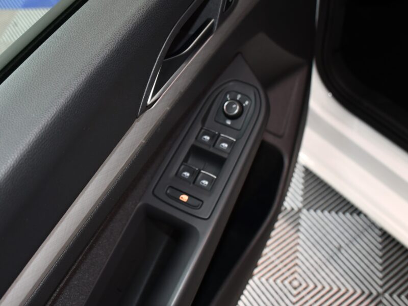 Volkswagen Golf 8 Life 1.5 TSI 150 BVM6 GPS Virtual TO IQ Light ACC Tri-Zone Attelage ACC Lane Lumière D’ambiance JA 18