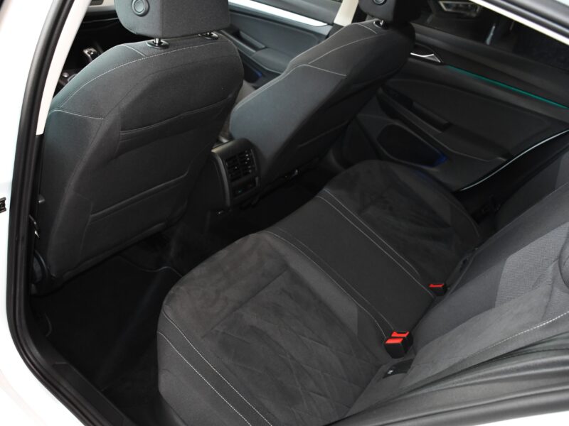 Volkswagen Golf 8 Life 1.5 TSI 150 BVM6 GPS Virtual TO IQ Light ACC Tri-Zone Attelage ACC Lane Lumière D’ambiance JA 18