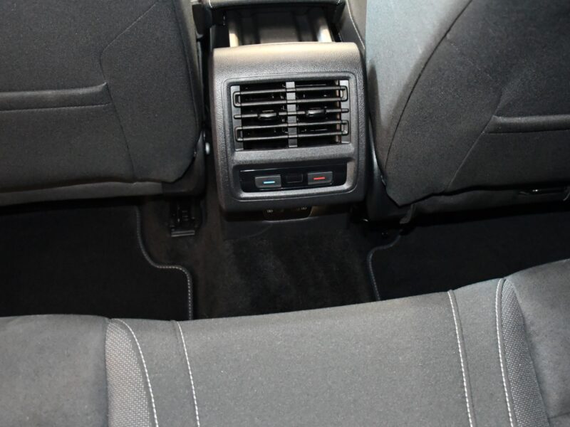 Volkswagen Golf 8 Life 1.5 TSI 150 BVM6 GPS Virtual TO IQ Light ACC Tri-Zone Attelage ACC Lane Lumière D’ambiance JA 18