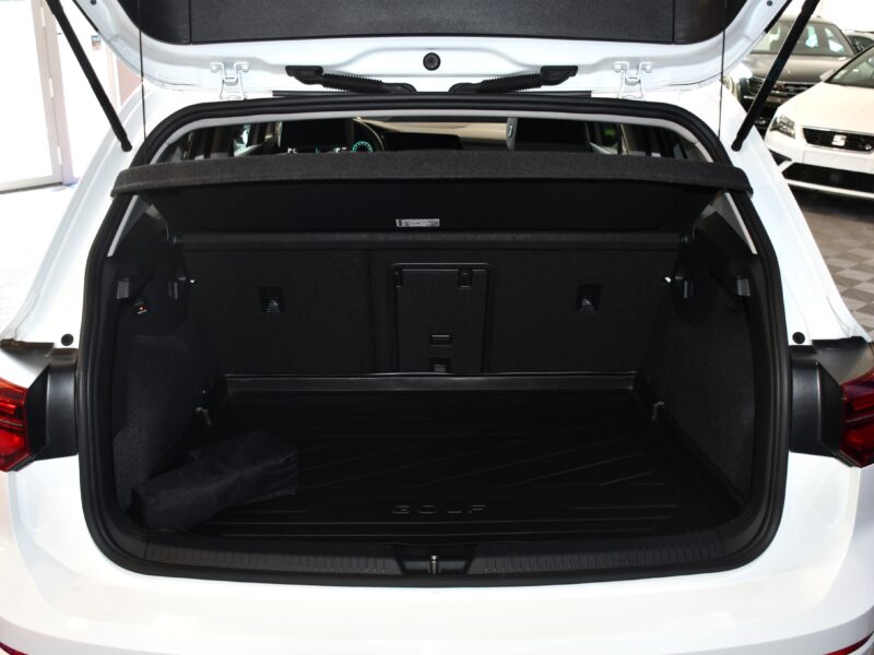 Volkswagen Golf 8 Life 1.5 TSI 150 BVM6 GPS Virtual TO IQ Light ACC Tri-Zone Attelage ACC Lane Lumière D’ambiance JA 18