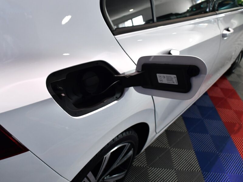 Volkswagen Golf 8 Life 1.5 TSI 150 BVM6 GPS Virtual TO IQ Light ACC Tri-Zone Attelage ACC Lane Lumière D’ambiance JA 18