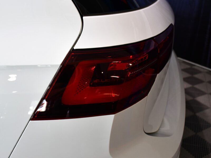 Volkswagen Golf 8 Life 1.5 TSI 150 BVM6 GPS Virtual TO IQ Light ACC Tri-Zone Attelage ACC Lane Lumière D’ambiance JA 18