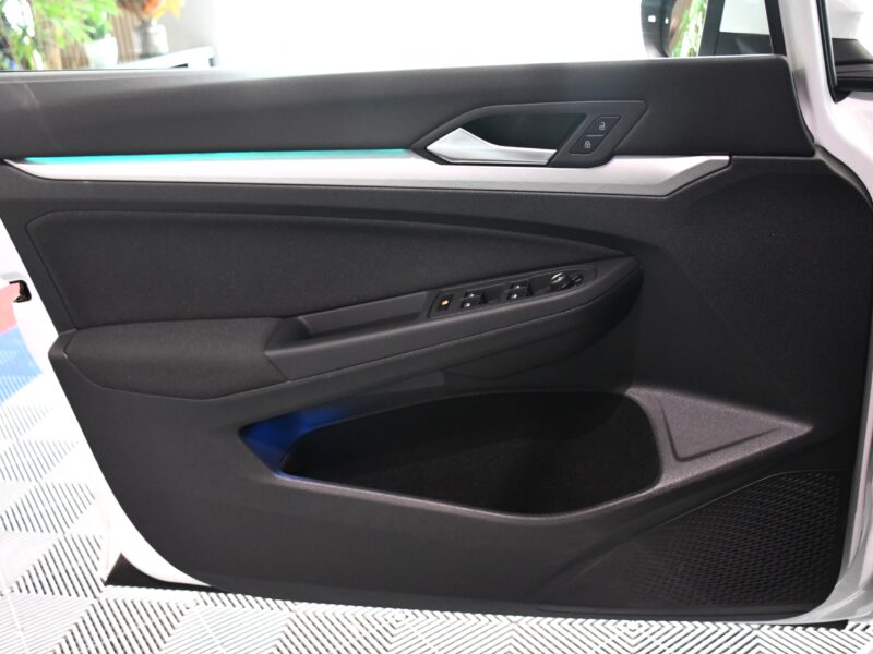 Volkswagen Golf 8 Life 1.5 TSI 150 BVM6 GPS Virtual TO IQ Light ACC Tri-Zone Attelage ACC Lane Lumière D’ambiance JA 18