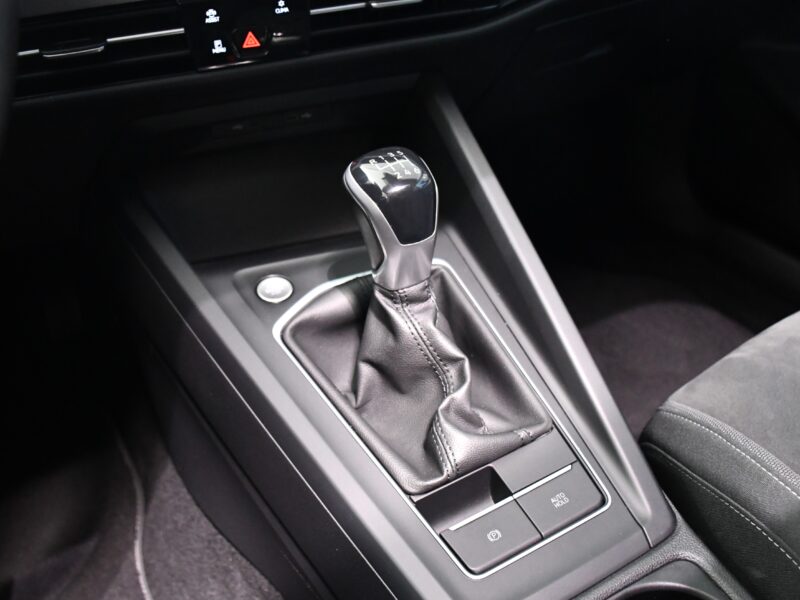 Volkswagen Golf 8 Life 1.5 TSI 150 BVM6 GPS Virtual TO IQ Light ACC Tri-Zone Attelage ACC Lane Lumière D’ambiance JA 18