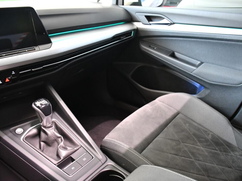 Volkswagen Golf 8 Life 1.5 TSI 150 BVM6 GPS Virtual TO IQ Light ACC Tri-Zone Attelage ACC Lane Lumière D’ambiance JA 18