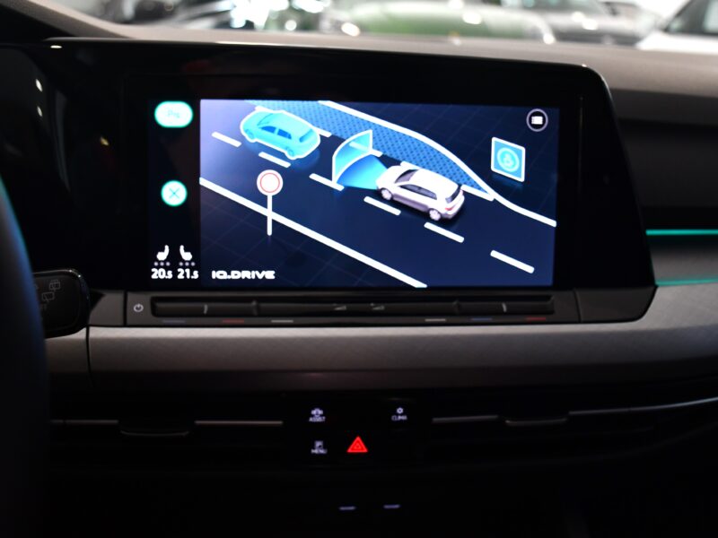 Volkswagen Golf 8 Life 1.5 TSI 150 BVM6 GPS Virtual TO IQ Light ACC Tri-Zone Attelage ACC Lane Lumière D’ambiance JA 18