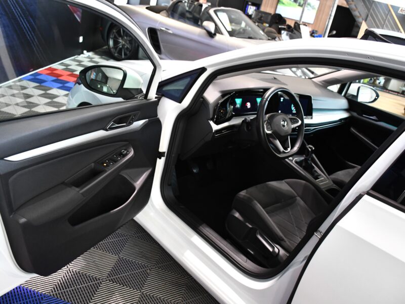 Volkswagen Golf 8 Life 1.5 TSI 150 BVM6 GPS Virtual TO IQ Light ACC Tri-Zone Attelage ACC Lane Lumière D’ambiance JA 18