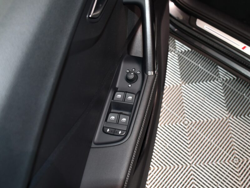 Audi Q2 S-Line 35 TFSI 150 S-Tronic GPS Virtual Pré Sense ACC TO Attelage Car Play Lane JA 19 Audi Sport
