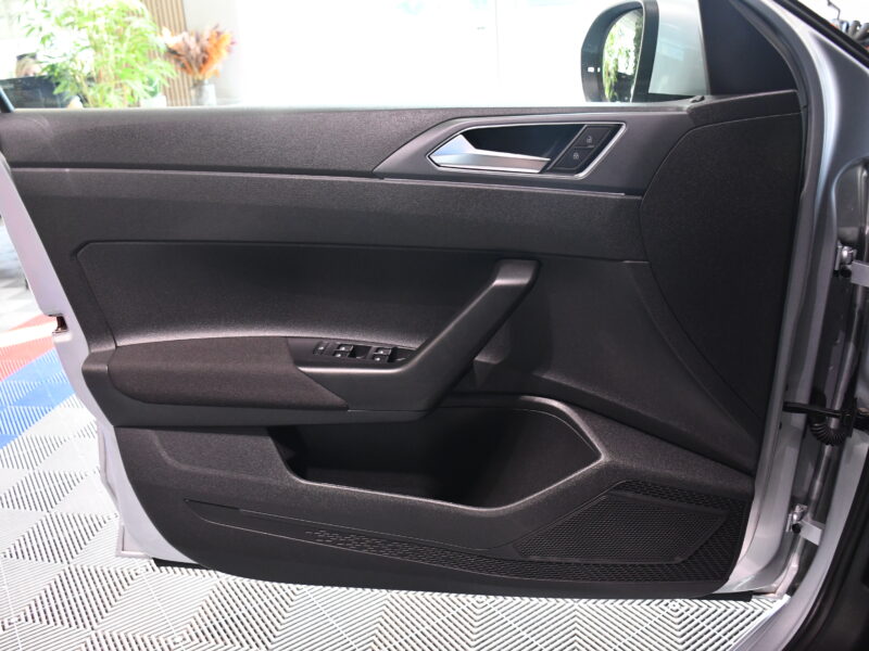 Volkswagen Taigo R-Line TSI 116 BVM6 Car Play Caméra Front IQ Light Semi Alcantara ACC Lane JA 17 Garantie 27/05/2026 Volkswagen