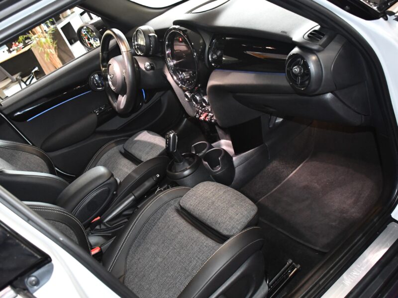 Mini Cooper Restylé 1.5 Turbo 136 BVA GPS Lumière D’ambiance Régulateur Car Play Semi Cuir JA 17