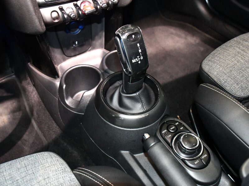 Mini Cooper Restylé 1.5 Turbo 136 BVA GPS Lumière D’ambiance Régulateur Car Play Semi Cuir JA 17