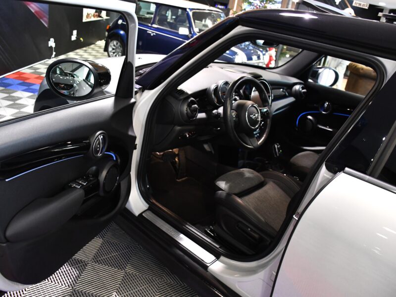 Mini Cooper Restylé 1.5 Turbo 136 BVA GPS Lumière D’ambiance Régulateur Car Play Semi Cuir JA 17