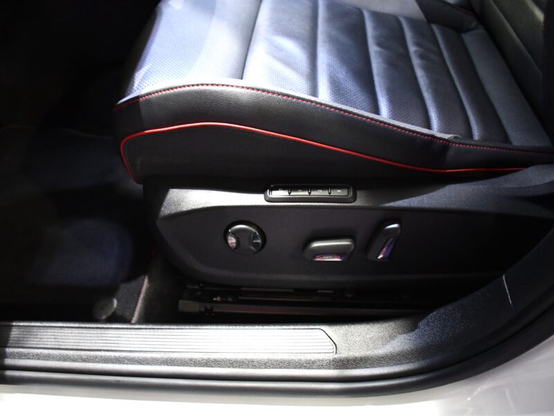 Volkswagen Golf 8 GTI Clubsport 2.0 TSI 300 DSG GPS Virtual TO Cuir Car Play Caméra ACC Volant Chauffant IQ Led JA 19