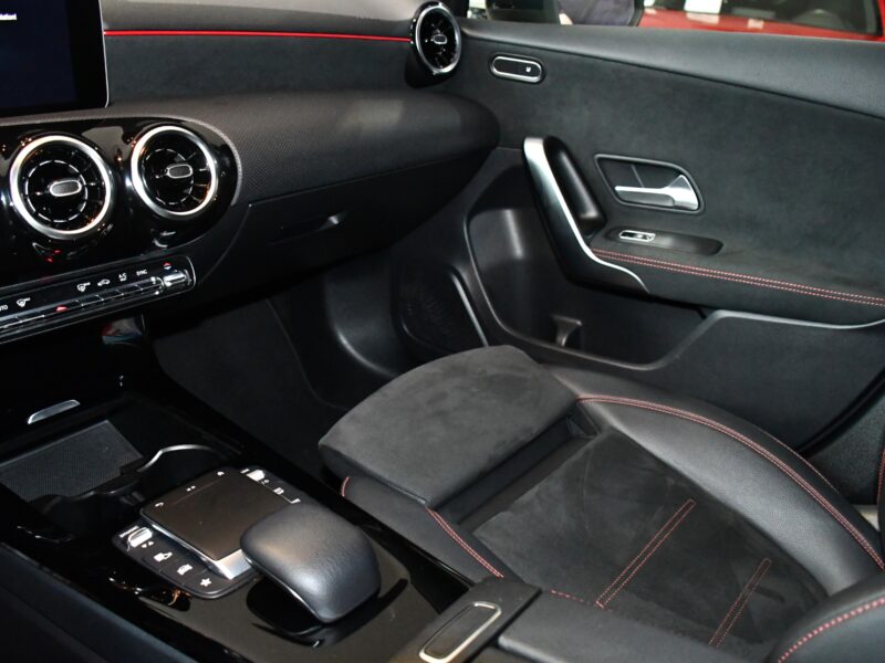 Mercedes Classe A 200 AMG Line 2.0 150 BVA GPS Pro M-BUX Caméra Car Play Freinage LED JA 18