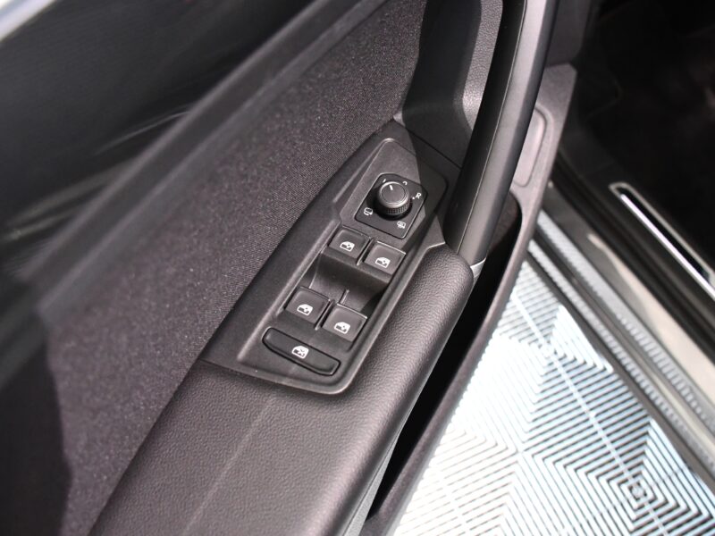 Volkswagen Tiguan R-Line Carat 2.0 TSI 180 4Motion DSG GPS Pro ACC TO Volant Chauffant Car Play Caméra Attelage JA 20