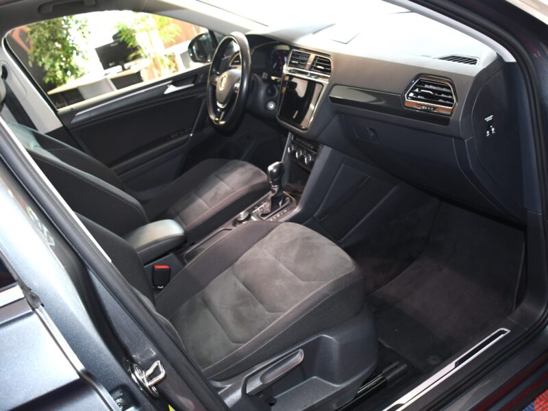 Volkswagen Tiguan R-Line Carat 2.0 TSI 180 4Motion DSG GPS Pro ACC TO Volant Chauffant Car Play Caméra Attelage JA 20