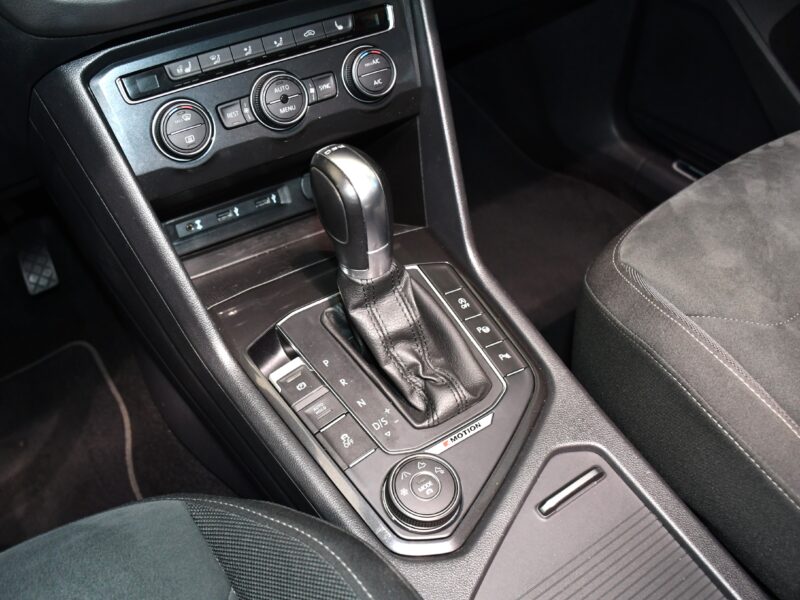 Volkswagen Tiguan R-Line Carat 2.0 TSI 180 4Motion DSG GPS Pro ACC TO Volant Chauffant Car Play Caméra Attelage JA 20