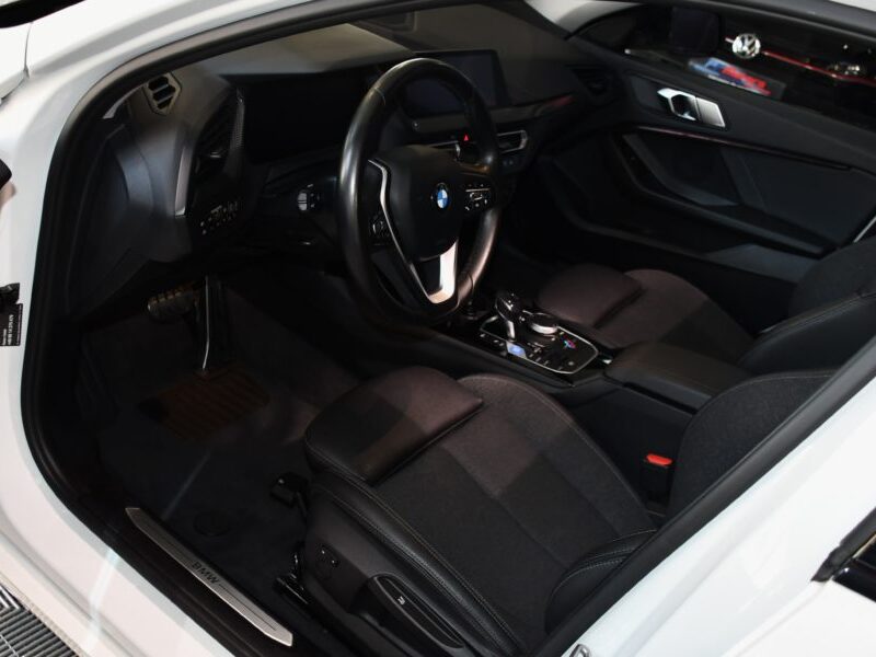 BMW 118dA SportLine 150 BVA GPS Hifi Pro TO Car Play Virtual Affichage Tête Haute Semi Cuir LED JA 17