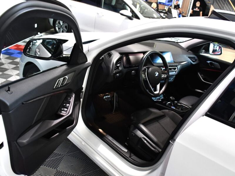 BMW 118dA SportLine 150 BVA GPS Hifi Pro TO Car Play Virtual Affichage Tête Haute Semi Cuir LED JA 17