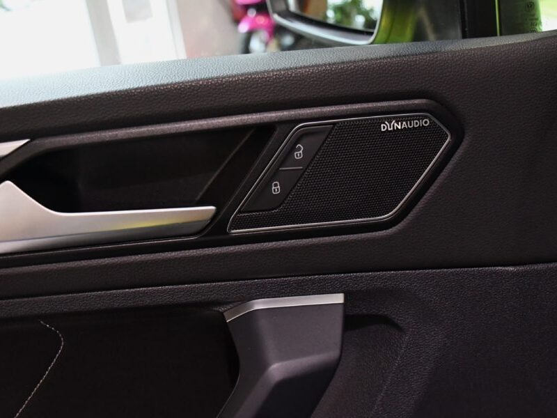 Volkswagen Tiguan R-Line 2.0 TDI 190 DSG 4Motion GPS Virtual Dynaudio ACC DCC Caméra Vebasto To Car Play JA 20 Covering Jaune Fluo