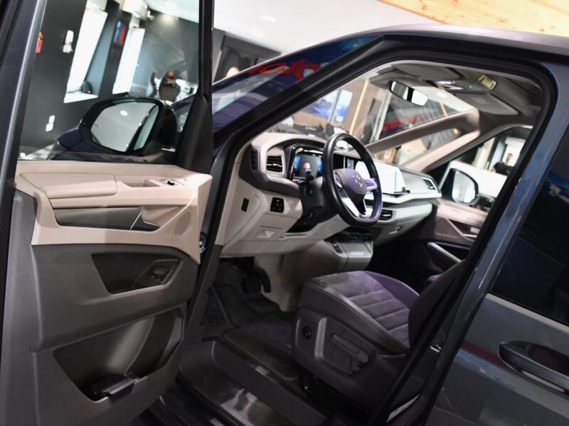 Volkswagen T7 Multivan 1.4 eHybrid 218 DSG Court Car Play Toit Pano Alcantara Front Lane Mode Fenêtre Latérales JA 17