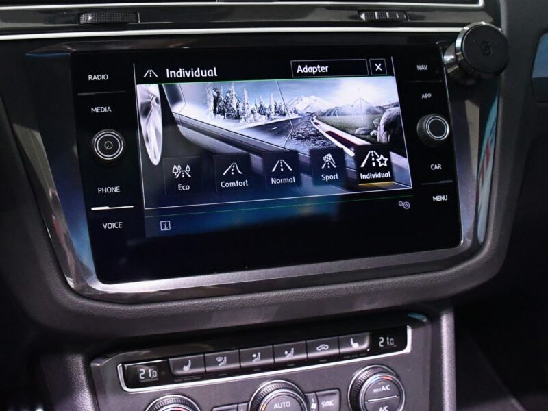 Volkswagen Tiguan R-Line 2.0 TDI 190 DSG 4Motion GPS Virtual Dynaudio ACC DCC Caméra Vebasto To Car Play JA 20 Covering Jaune Fluo