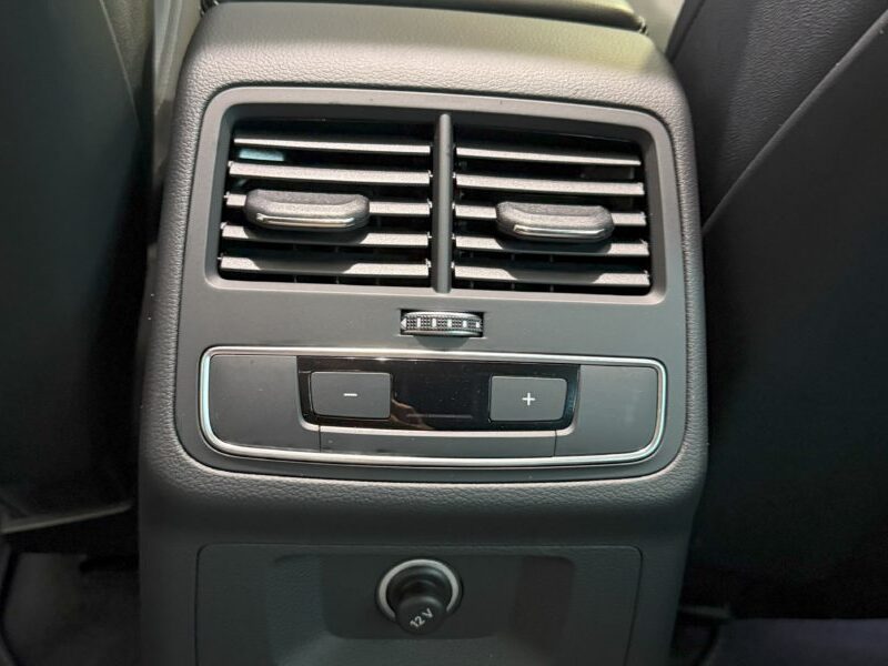 Audi A4 Avant S-Line 40 TDI 190 GPS BVA Virtual TO Caméra Attelage Cuir Alcantara pré sense regulateur Clim tri LED Hayon Car Play JA 19