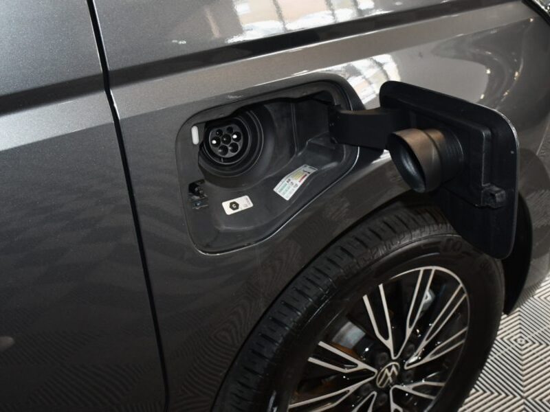 Volkswagen T7 Multivan 1.4 eHybrid 218 DSG Court Car Play Toit Pano Alcantara Front Lane Mode Fenêtre Latérales JA 17