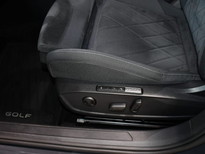 Volkswagen Golf 8 Style 1.5 TSI 150 BVM6 GPS Virtual ACC Alcantara Ergo Lane Front Attelage JA 17