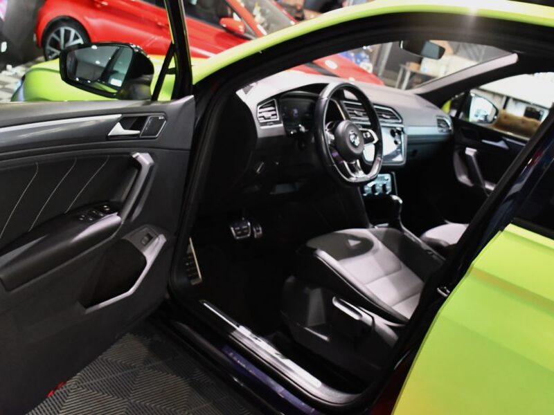 Volkswagen Tiguan R-Line 2.0 TDI 190 DSG 4Motion GPS Virtual Dynaudio ACC DCC Caméra Vebasto To Car Play JA 20 Covering Jaune Fluo