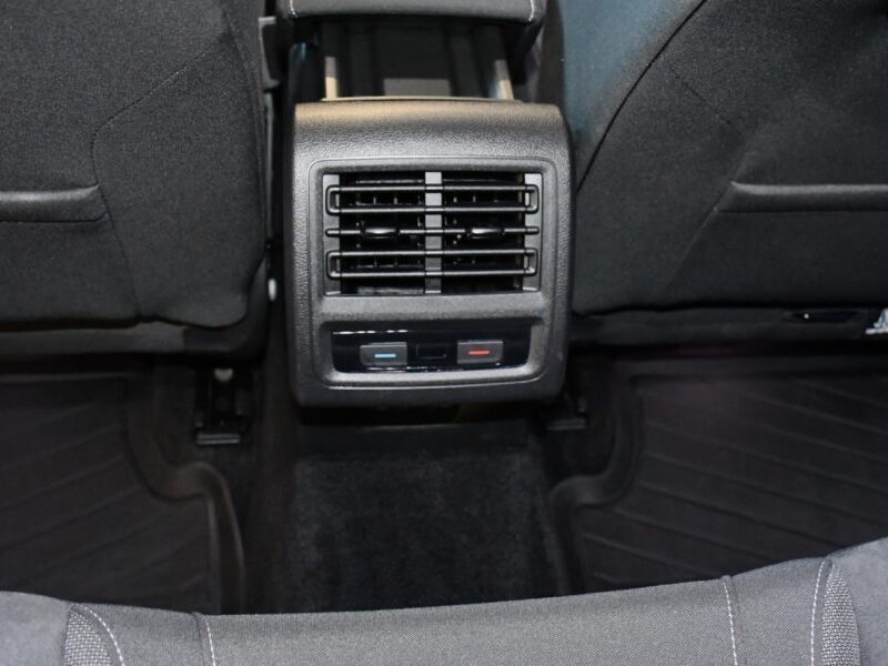 Volkswagen Golf 8 Style 1.5 TSI 150 BVM6 GPS Virtual ACC Alcantara Ergo Lane Front Attelage JA 17