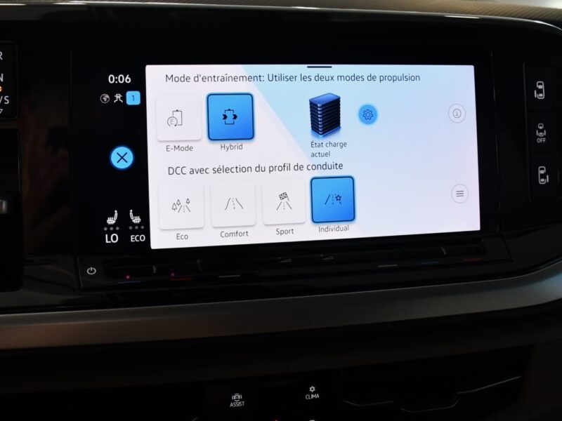 Volkswagen Multivan T7 Style 1.4 eHybrid 218 DSG GPS Virtual Toit Pano Portes électriques DCC ACC Caméra Front Table Centrale JA 17