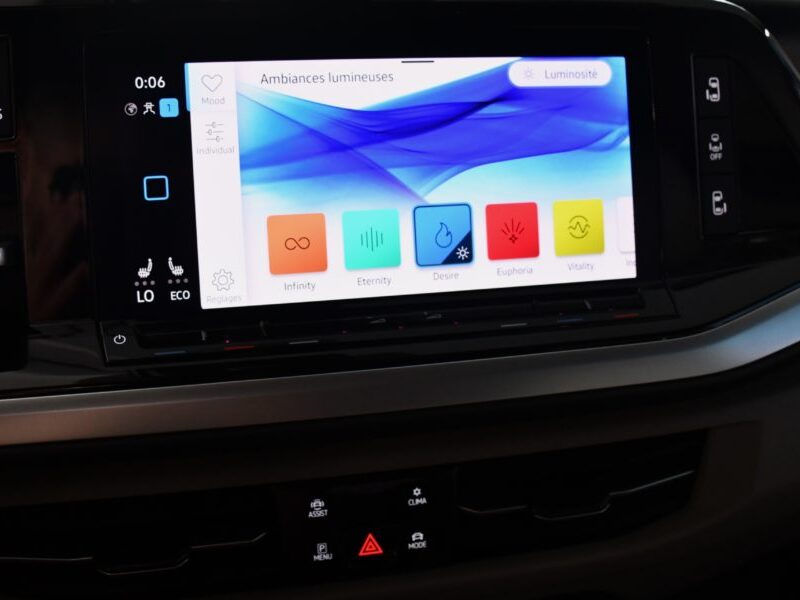 Volkswagen Multivan T7 Style 1.4 eHybrid 218 DSG GPS Virtual Toit Pano Portes électriques DCC ACC Caméra Front Table Centrale JA 17