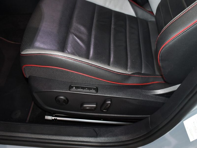 Volkswagen Golf 8 GTI Clubsport 2.0 TSI 300 DSG GPS Virtual Front Harman Cuir TO IQ Light Mode Spécial Tête Haute JA 19 R