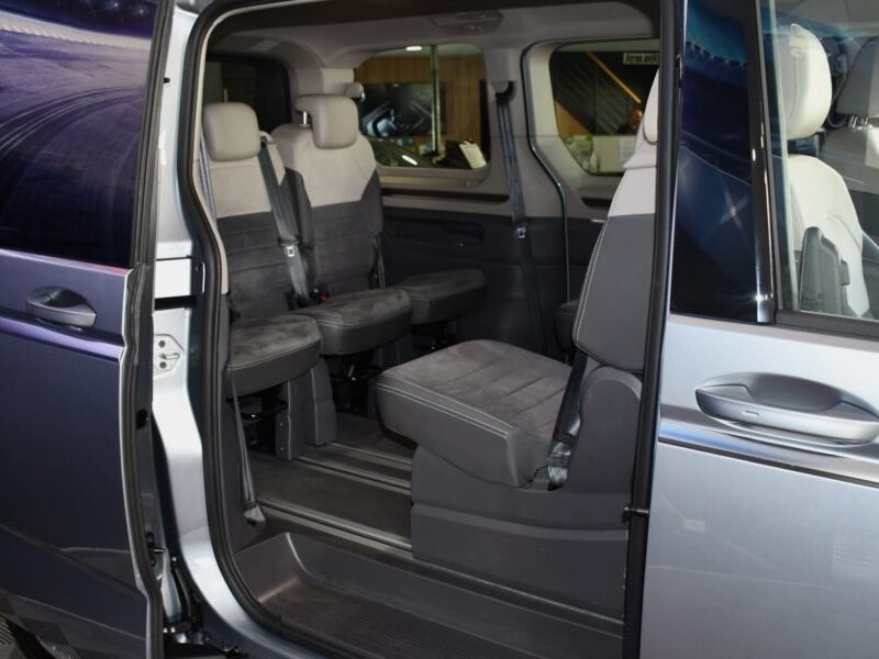 Volkswagen Multivan T7 Style 1.4 eHybrid 218 DSG GPS Virtual Toit Pano Portes électriques DCC ACC Caméra Front Table Centrale JA 17