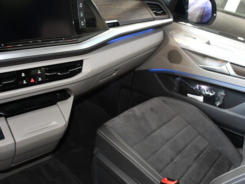 Volkswagen Multivan T7 Style 1.4 eHybrid 218 DSG GPS Virtual Toit Pano Portes électriques DCC ACC Caméra Front Table Centrale JA 17