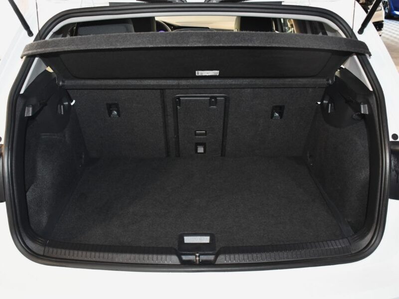 Volkswagen Golf 8 Life 1.5 131 BVM6 GPS Virtual ACC Car Play Front Lane Induction Smartphone JA 16