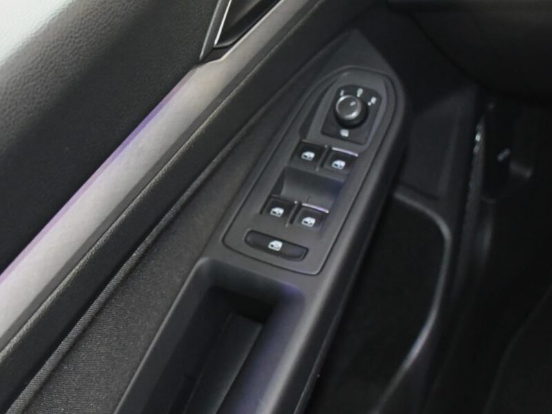 Volkswagen Golf 8 Life 1.5 131 BVM6 GPS Virtual ACC Car Play Front Lane Induction Smartphone JA 16