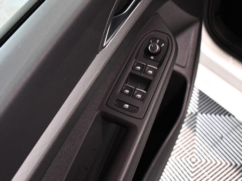 Volkswagen Golf 8 Life 1.5 TSI 131 BVM6 Car Play Virtual Front ACC LED Volant Chauffant Induction Smartphone JA 16