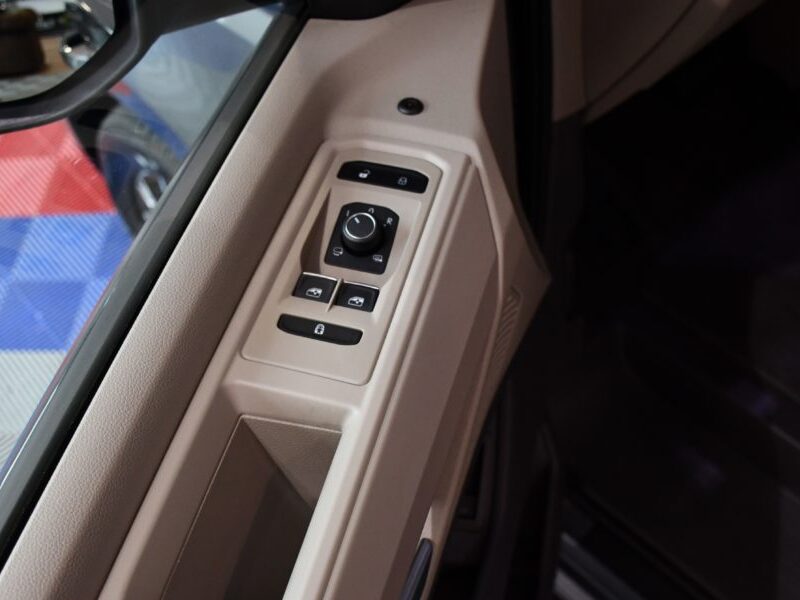 Volkswagen T7 Multivan 1.4 eHybrid 218 DSG Court Car Play Toit Pano Alcantara Front Lane Mode Fenêtre Latérales JA 17
