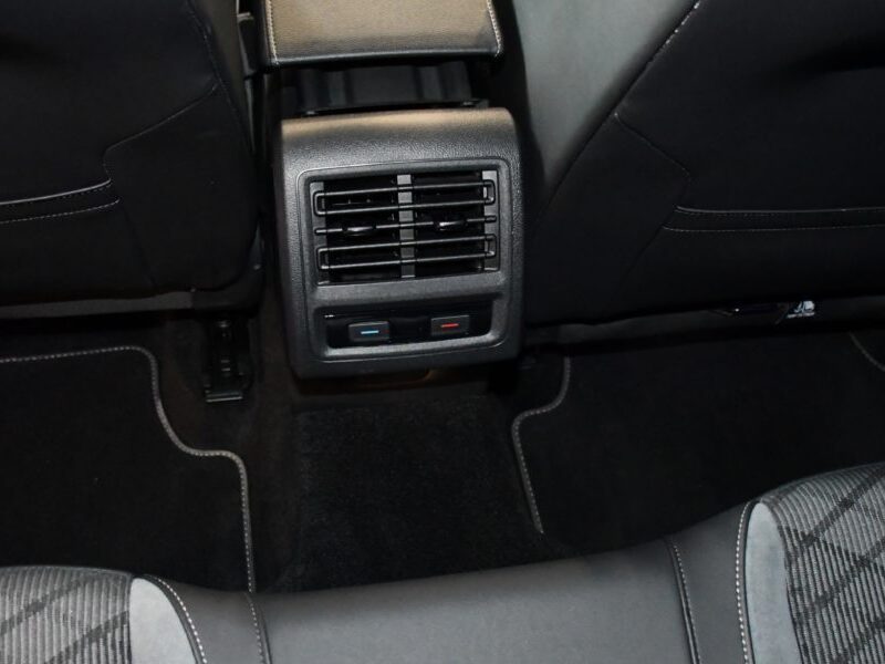 Volkswagen Golf 8 R-Line 1.5 TSI 150 BVM6 GPS Virtual ACC Caméra Front Lane Induction Mode JA 18