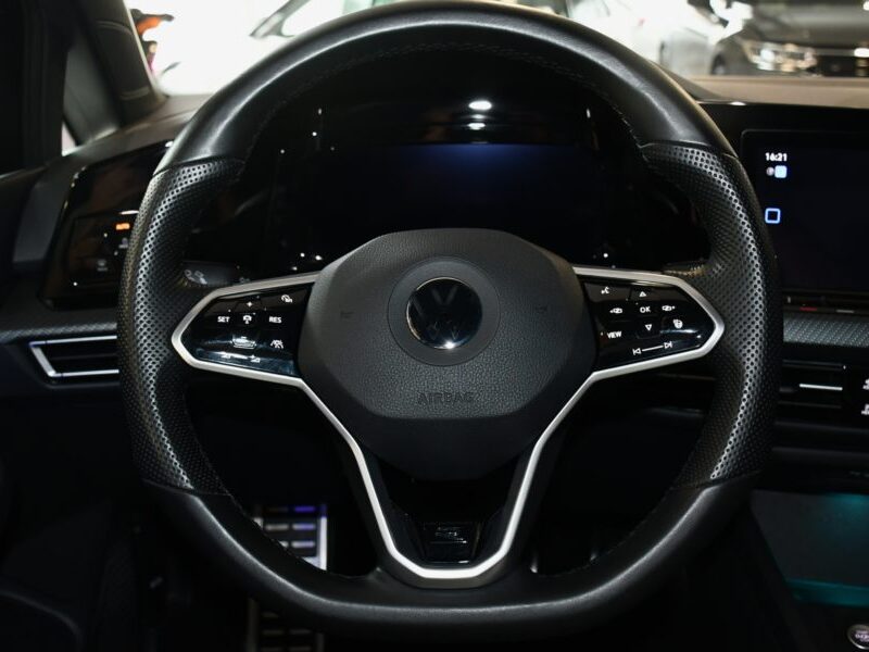 Volkswagen Golf 8 R-Line 1.5 TSI 150 BVM6 GPS Virtual ACC Caméra Front Lane Induction Mode JA 18