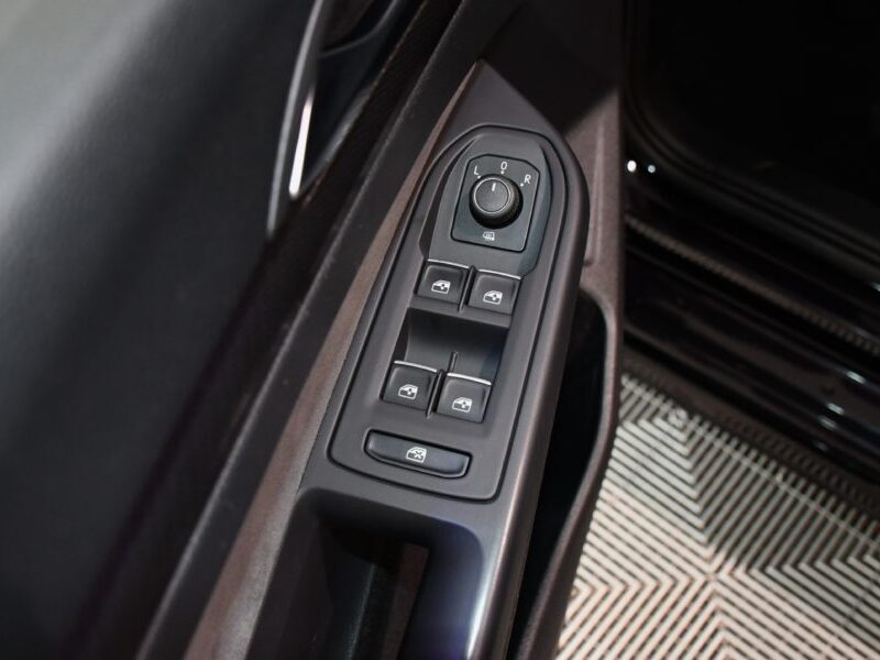 Volkswagen Golf 8 R-Line 1.5 TSI 150 BVM6 GPS Virtual ACC Caméra Front Lane Induction Mode JA 18